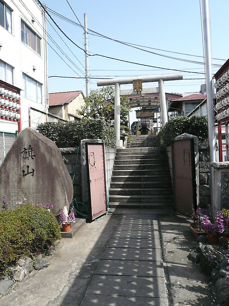 水神社, 就在魚市旁邊, 小小一間