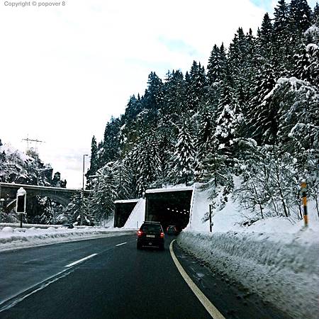 瑞士高速公路上美麗雪景