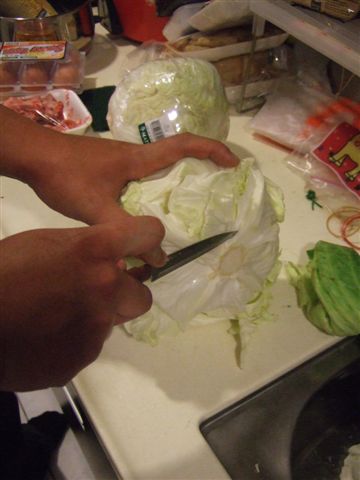 在松青買了火鍋料和蔬菜回來~沒看過用小小刀在切高麗菜吧