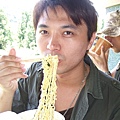 先吃泡麵充飢