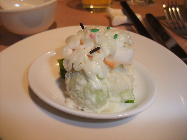 第一道菜是分裝好的龍蝦沙拉和鴨肉加海蜇皮