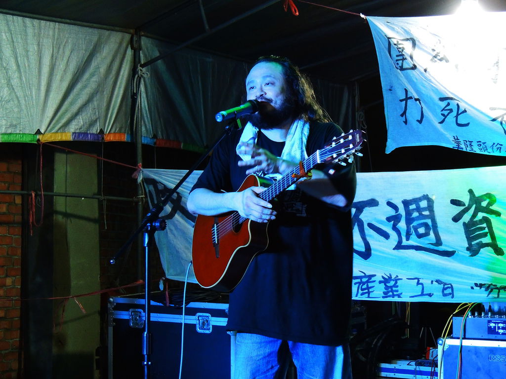 歌手謝宇威為在場的勞工們獻唱客語歌，替他們加油打氣。