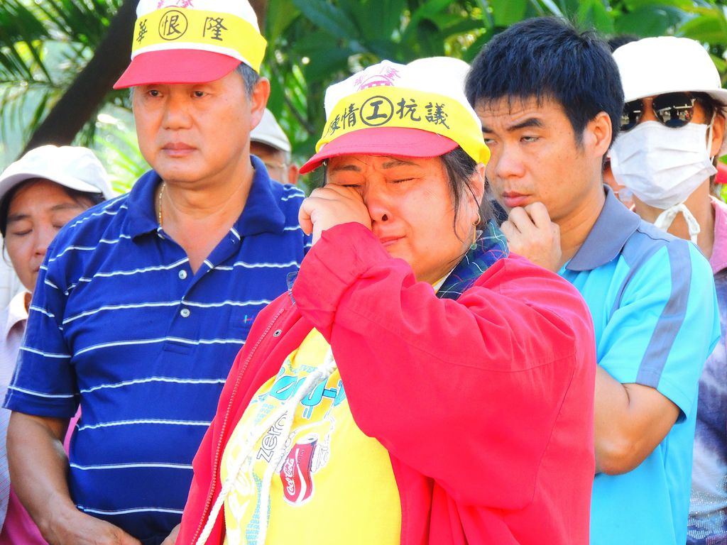 日前隻身阻擋吊車的女員工陳月嬌，在今日抗議現場也激動落淚，表示不會再相信資方。