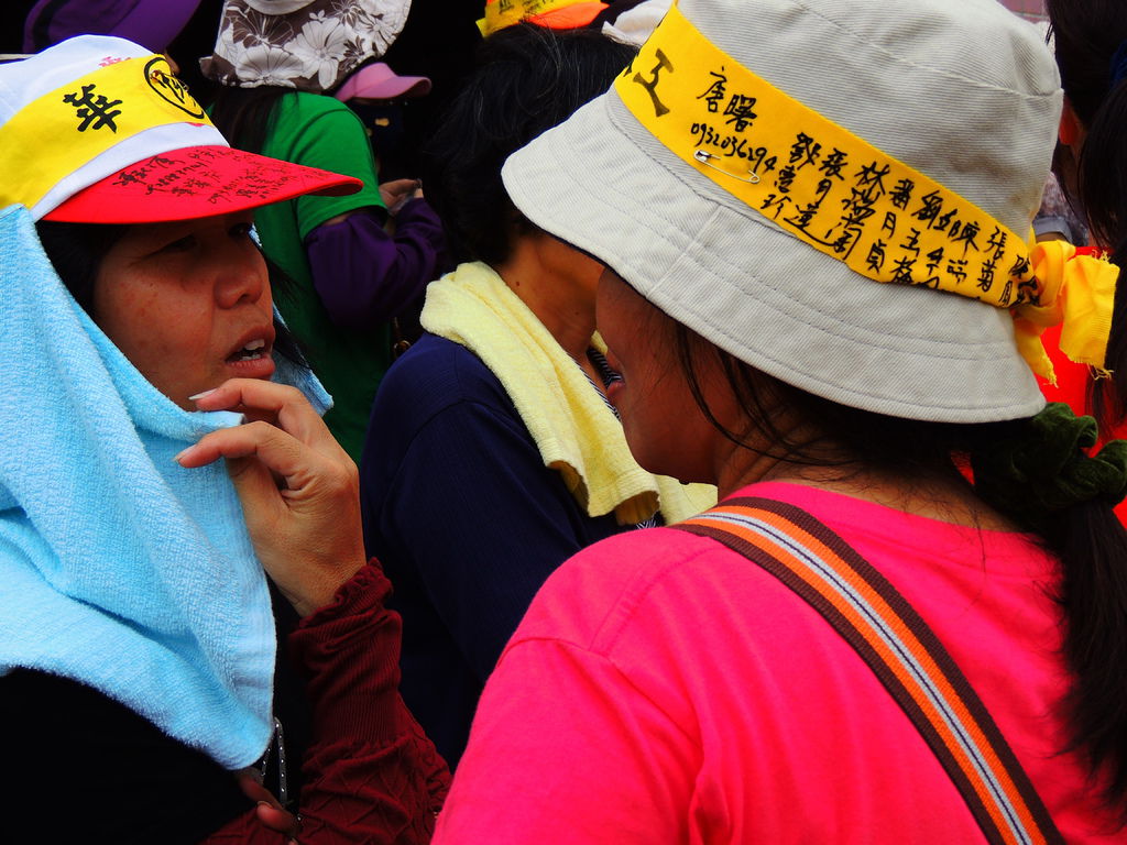 罷工工人互道別，在彼此頭巾上簽字紀念，離情依依，宛如畢業典禮場景。