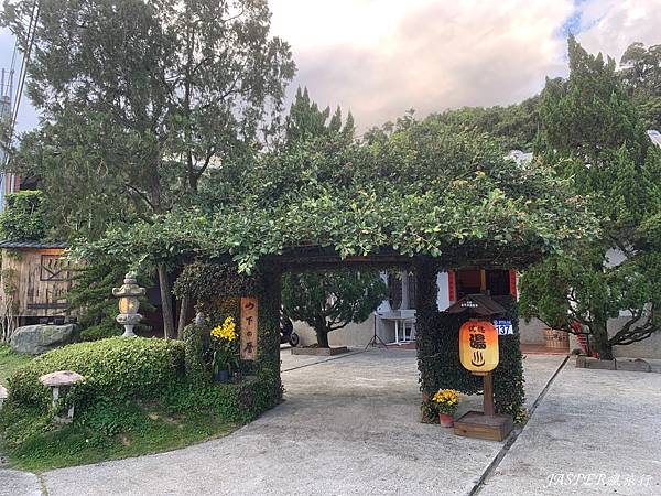 【花蓮住宿】瑞穗住宿首選,山下的厝溫泉民宿,特色黃金湯加上設