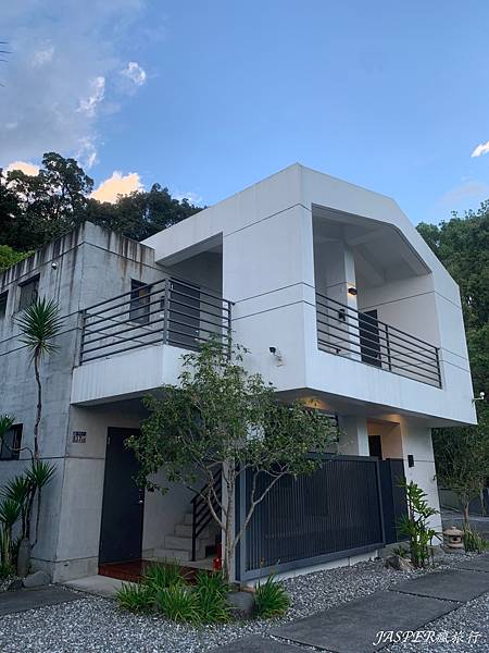 【花蓮住宿】瑞穗住宿首選,山下的厝溫泉民宿,特色黃金湯加上設