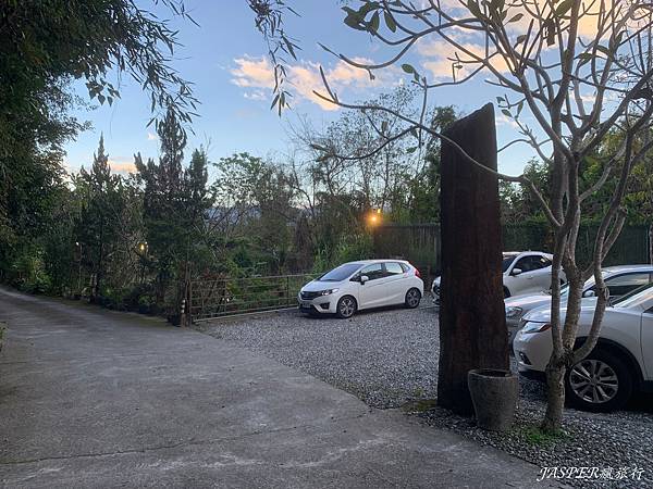 【花蓮住宿】瑞穗住宿首選,山下的厝溫泉民宿,特色黃金湯加上設