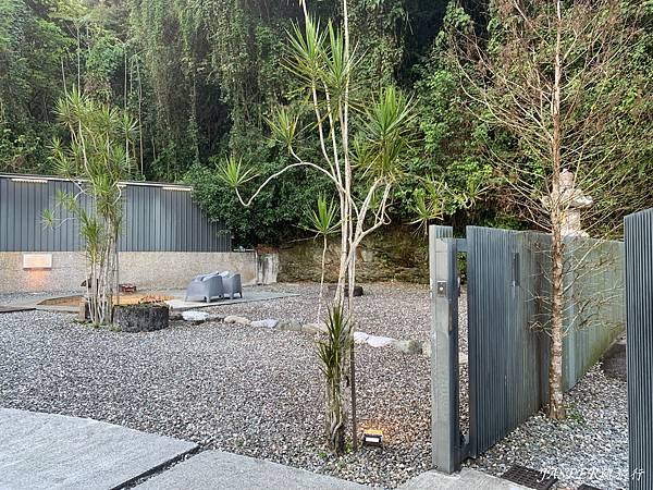 【花蓮住宿】瑞穗住宿首選,山下的厝溫泉民宿,特色黃金湯加上設