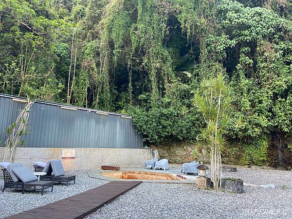 【花蓮住宿】瑞穗住宿首選,山下的厝溫泉民宿,特色黃金湯加上設