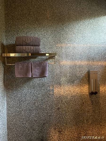 【花蓮住宿】瑞穗住宿首選,山下的厝溫泉民宿,特色黃金湯加上設