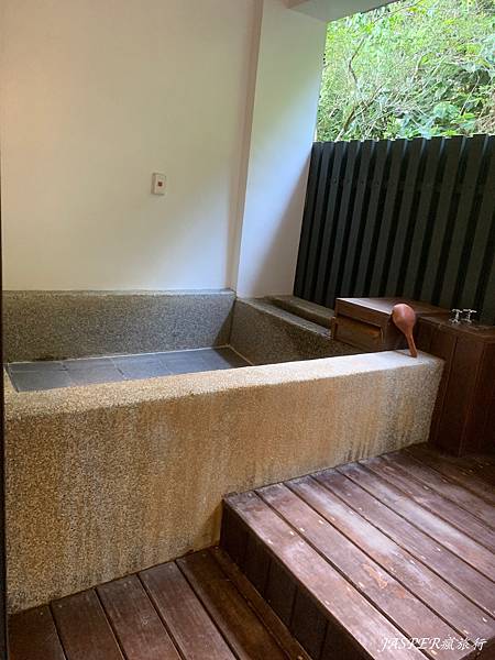 【花蓮住宿】瑞穗住宿首選,山下的厝溫泉民宿,特色黃金湯加上設