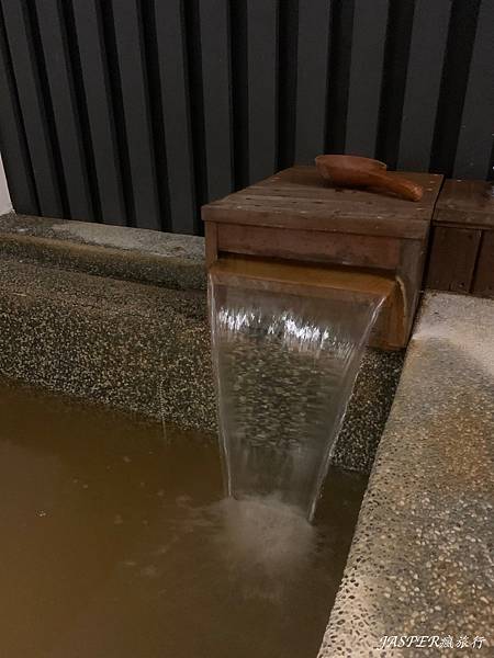 【花蓮住宿】瑞穗住宿首選,山下的厝溫泉民宿,特色黃金湯加上設