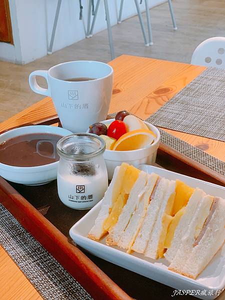 【花蓮住宿】瑞穗住宿首選,山下的厝溫泉民宿,特色黃金湯加上設