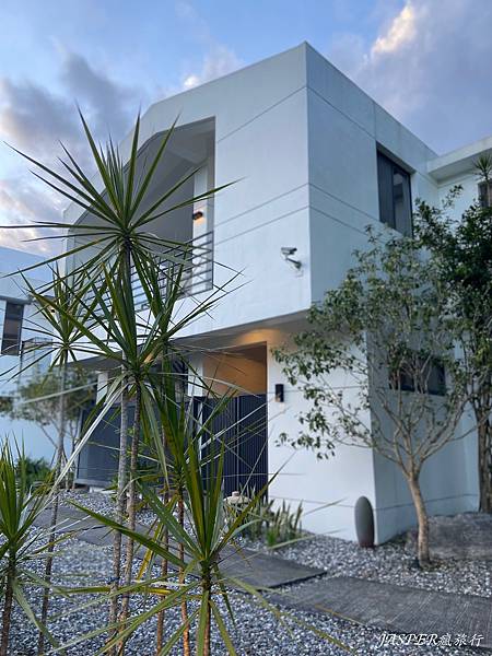 【花蓮住宿】瑞穗住宿首選,山下的厝溫泉民宿,特色黃金湯加上設