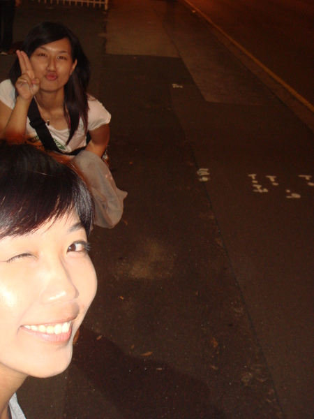 我們正走路回家，因為沒有火車到鳥地方囉!