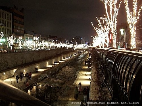 夜間的清溪川.jpg