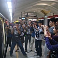 劍潭站，應該有不少人在月台上拍投角末班車和角投末班車，也有一些人投角搭到這裡到另一邊等角投