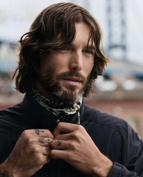 モンクレールが見せる新境地――軽量・防水・上質を備えた202