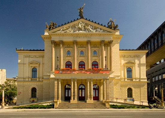 prague-state-opera-exterior