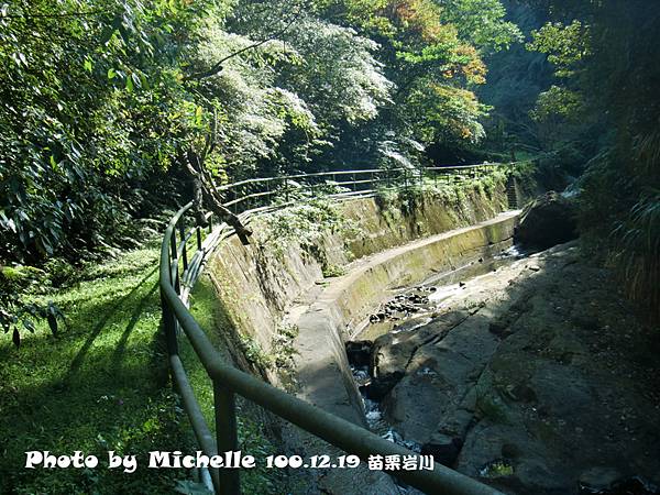 步道沿著溪流而行