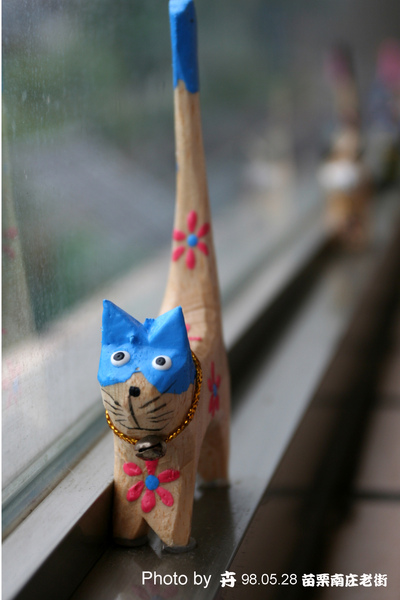 民宿二樓兒童遊戲區陽台上的貓咪木飾