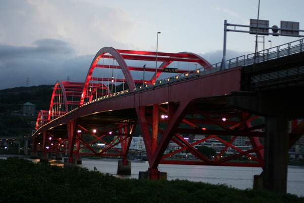 夜晚的關渡大橋