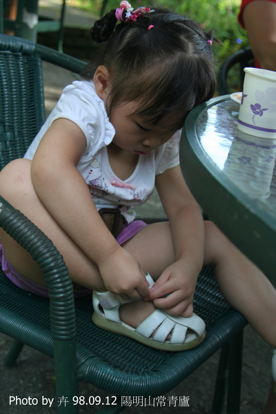 從一歲多就要自己穿鞋子的小燕子
