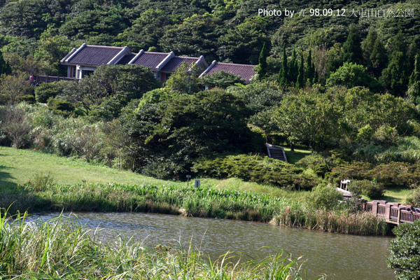 大屯山自然公園上眺望對面山景