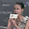 20121124 郭春美穿禮服唱「身騎白馬」，展現深厚功力。