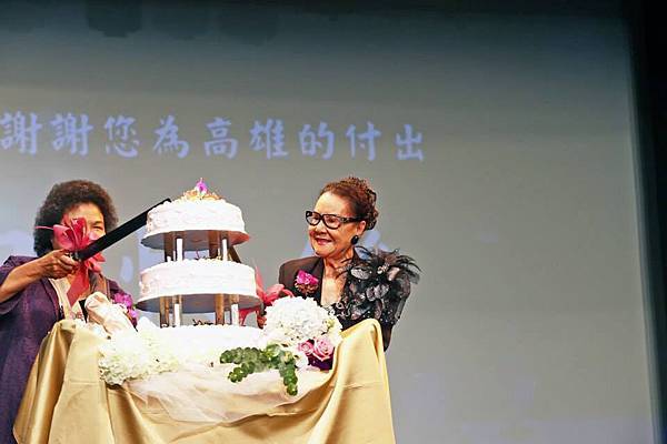 20141115 高雄春天藝術節 (Kaohsiung Spring Arts Festival) 陳菊市長與李彩娥老師共同切下祝賀老師90大壽的生日蛋糕