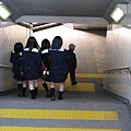 Gilrs in Japan are not afraid cold weather....日本小孩跟女孩很不怕冷喔.JPG