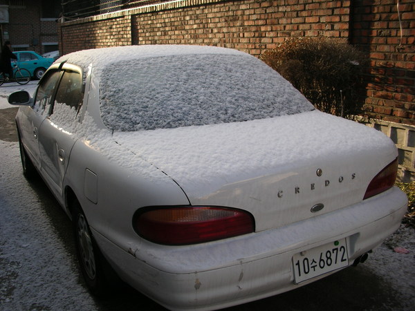 Guesthouse外面---主人的車上都是雪