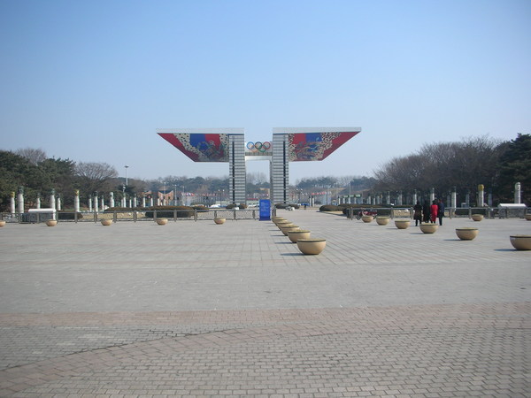 奧林匹克公園的入口之一  世界和平大門.JPG