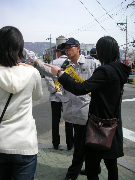 向警察問路