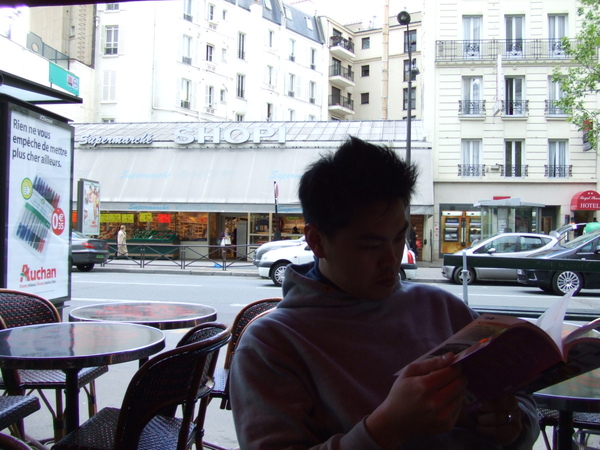 為了體驗巴黎人的生活模式~我們坐在戶外(冷)