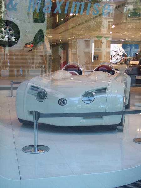 香榭大道上的車子展示中心