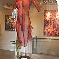 奧塞美術館外圍有很多畫廊~這是其中一間~這女人的身體很妙