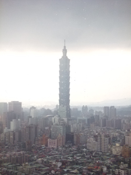 有點霧濛濛的101大樓