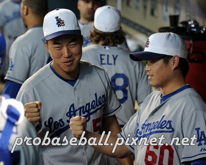 Kuo and Hu cheering.jpg