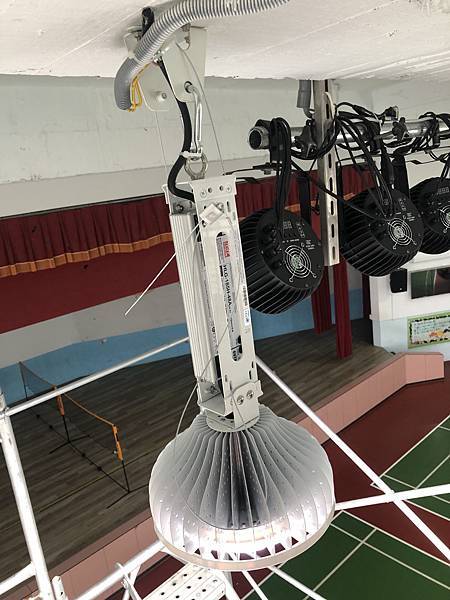 桃園區LED安裝實績 學校羽球場LED高天井燈安裝實績 吊掛