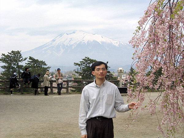 弘前城：平岩山（小銘拉的那個叫做垂櫻，不是我用力扯下的）.jpg