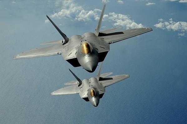 F-22_Raptor-flying_over_Pacific_Ocean_ID_090309-F-6911G-197.JPG