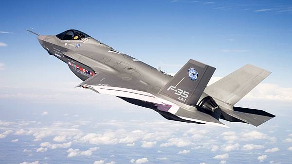 F-35-fighter-in-blue-sky_2560x1440.jpg