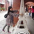 我要擁抱巴黎鐵塔~~~~ ps.在傳藝裡!