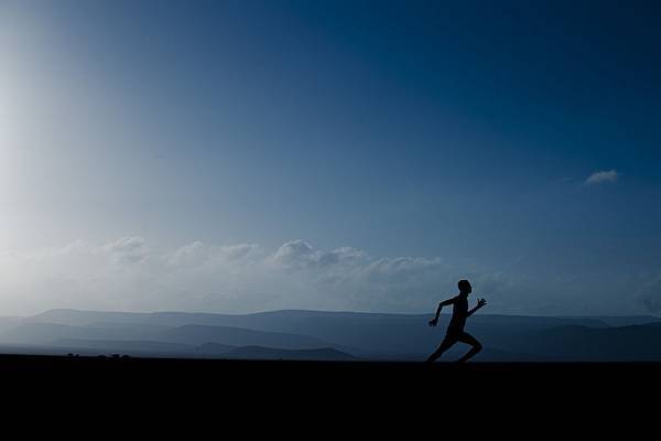 US_Navy_111208-F-UI176-619_A_runner_sprints_for_the_finish_line_during_the_29th_annual_Grand_Bara_15K_race_in_the_Grand_Bara_Desert,_Djibouti