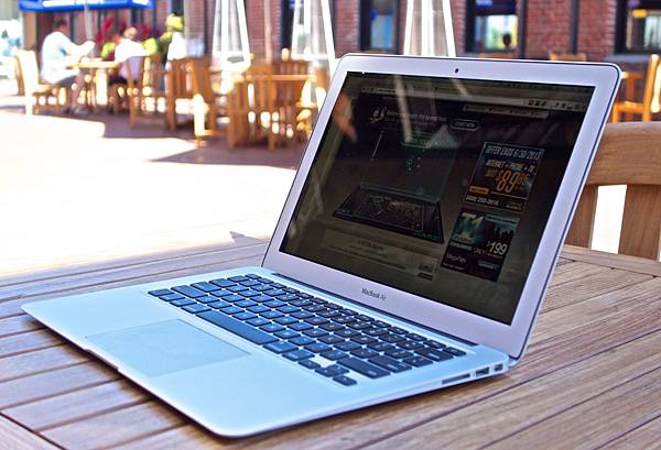 MacBook-Air-vs-MacBook-pro-Retina-2013-sunlight