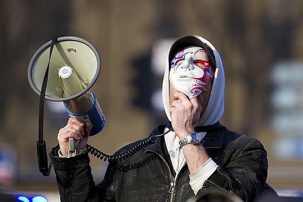 800px-Protest_ACTA_2012-02-11_-_Toulouse_-_18_-_Protester_with_megaphone