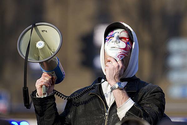 800px-Protest_ACTA_2012-02-11_-_Toulouse_-_18_-_Protester_with_megaphone