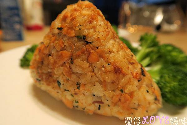 塔香鮭魚飯糰11.JPG