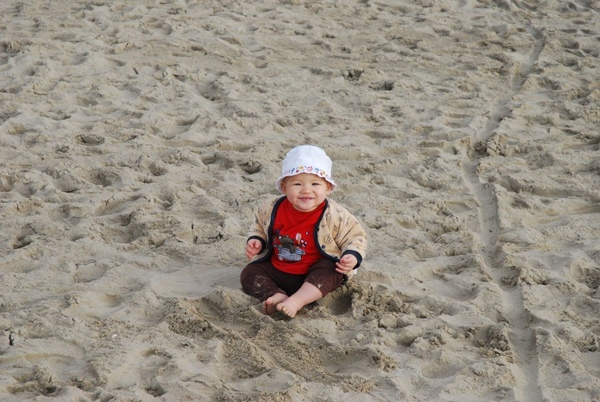 沙中一嬰兒.JPG 沙中一嬰兒.JPG